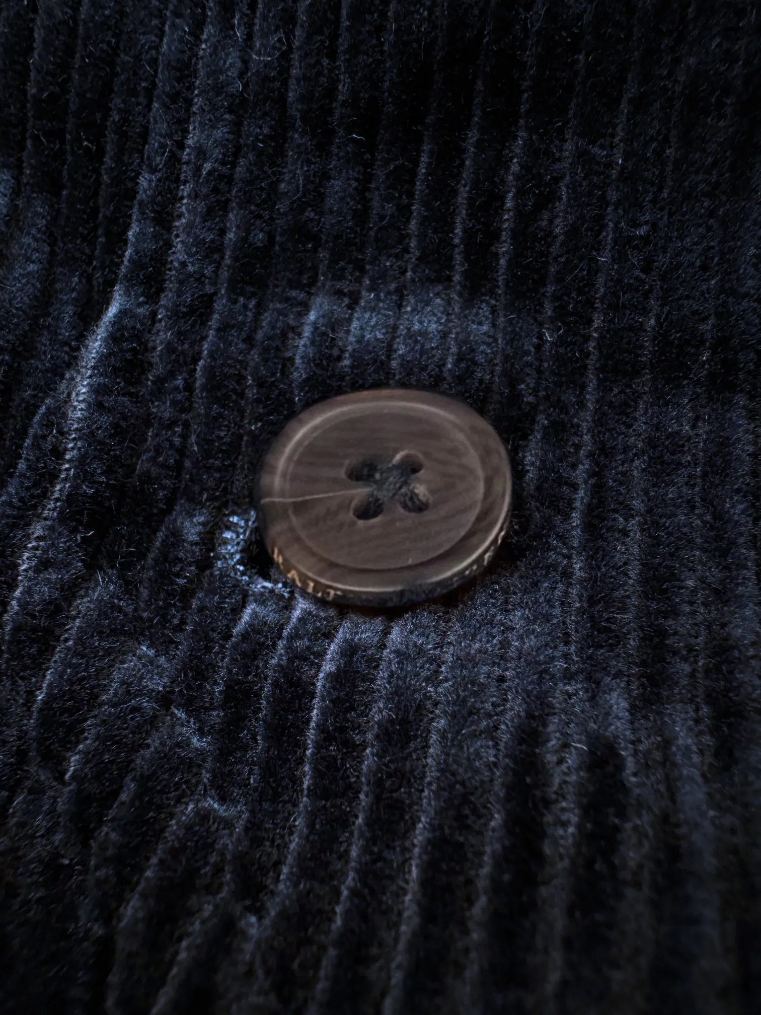 P550 Ralph Lauren embroidered corduroy jacket. Customized wide-ribbed corduroy fabric with clear texture and excellent texture. Comfortable and close to the skin. Elegantly presented with a touch of deep navy blue. Low-key and luxurious. Exquisite red pony logo embellishes it, igniting the overall vitality and passion. The stand-up collar design is simple and elegant. When the light fades, it shows subtle luster changes and is intertwined with the undulations of the wide ribs. The jacket is infused with a fresh soul and has extremely high matching flexibility. Process 1: Adopting imported machine embroidery technology and using advanced computer control systems and precision mechanical components to achieve the iconic pony embroidery operation with high precision and smooth and delicate lines. Process 2: Template machine bag opening. The preset template guides the position, shape and size of the bag opening. The accuracy ensures the quality of the bag opening effect. Process 3: Infrared positioning cutting machine uses infrared emitters and infrared receivers to achieve precise positioning of materials. The accuracy can reach the micron level, thereby meeting the effect of high-precision cutting of plaid alignment. Process 4: The fabrics have been carefully washed and have a better feel. Not easy to deform, not easy to shrink, not easy to fade, and maintain long-term beauty. Accessories: Customized 1:1 Ralph Lauren horn buckle, Customized 1:1 Ralph Lauren bronze puller, Customized 1:1 dark brown leather lanyard, Customized 1:1 Ralph Lauren trademark. Version: Loose version. Size: S M L XL